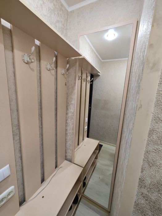 Продаю прихожую  с зеркалом