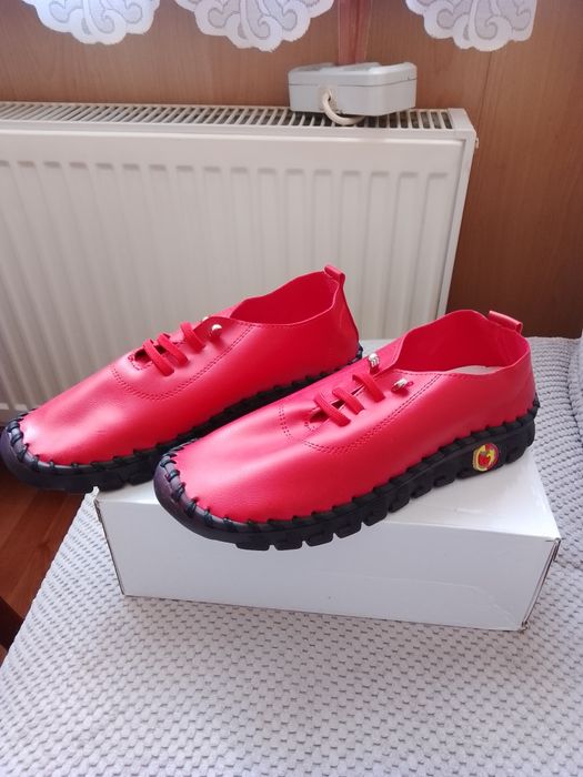 Продавам тип кецове.Леки и комфортни за лятото.