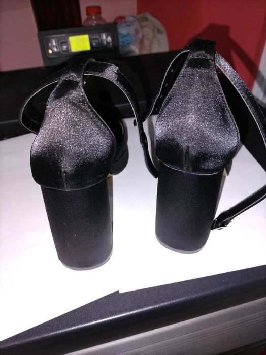 Чисто нови дамски обувки