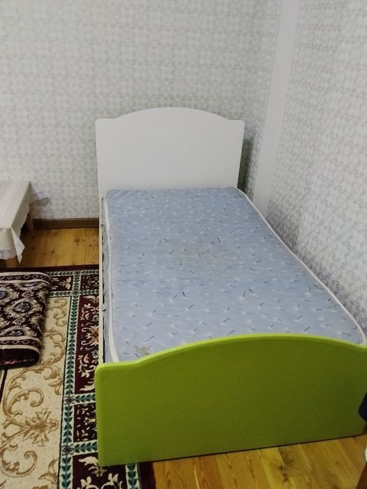 Комплект из мебели детской из 4 вещей: 2 кровати, комод и шкаф