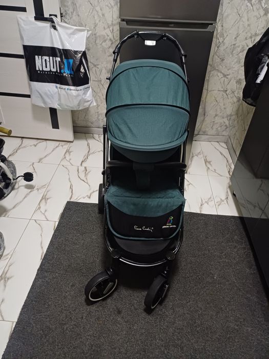 Продаётся фирменный коляска чемодан Pierre carden