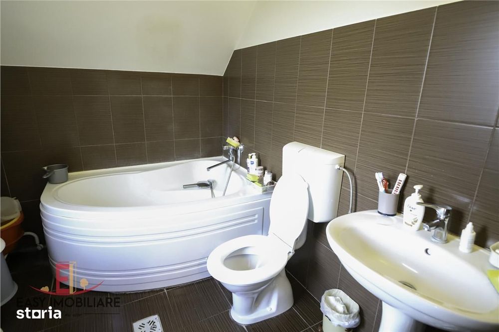 Casa individuala Unirii, 2 dormitoare, 2 bai, 80 mp, zona linistita.