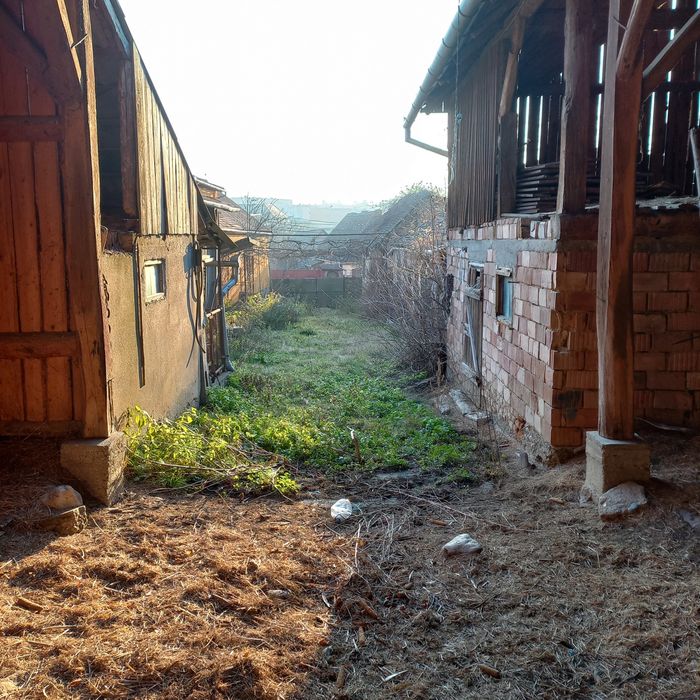 Vând casă cu teren