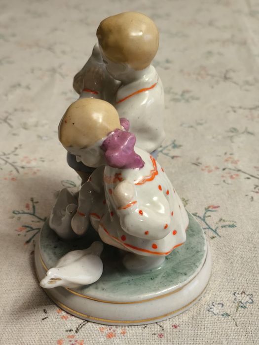 Статуэтка СССР Дети кормят голубей