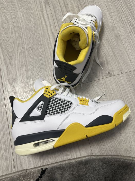 Air Jordan 4 Retro Vivid Sulfur