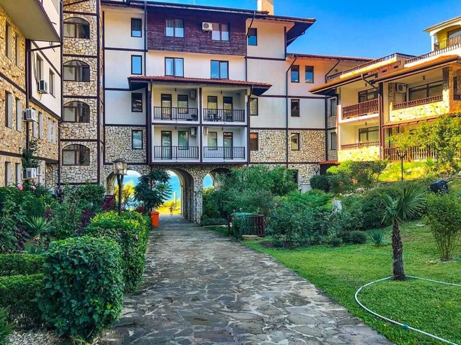 Тристаен апартамент в к-с Етъра 1,Първа линия,Фронтална гледка море