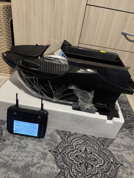 Лодка за захранка Flytec v080