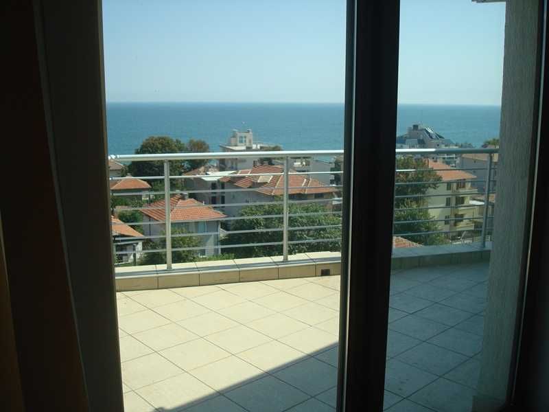 Тристаен панорамен апартамент в гр. Обзор! На 150метра от плажа!