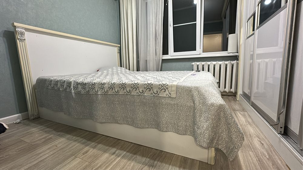 Спальный гарнитур срочно продам