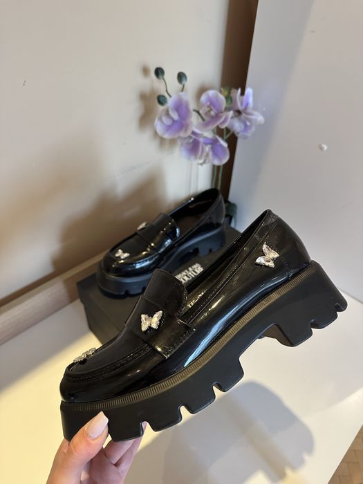 Черни лоуфъри с пеперуди