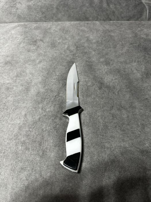 Cuțit deosebit cu lamă fixă – Design alb-negru, mâner ergonomi