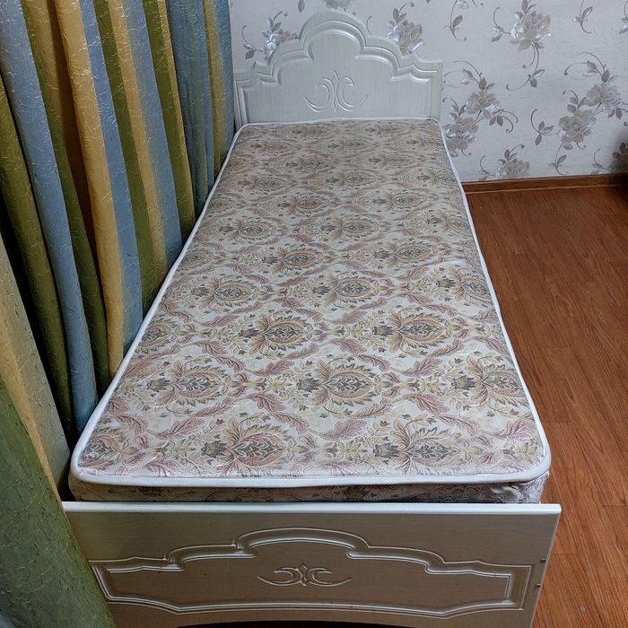 Кровать с матрасом полутора.