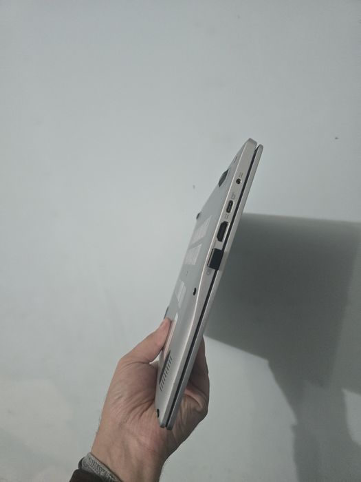 Acer swift. 256 gb ssd. 4 yadro. Metal korpus. Batareyka zo'r ushlaydi