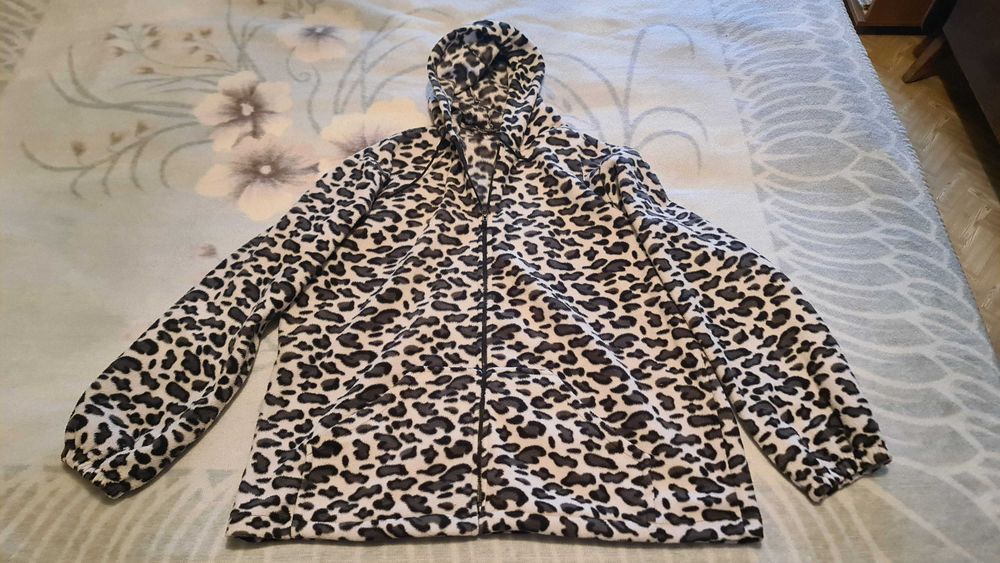 Вещи женские разные (брюки, кофты, платье)