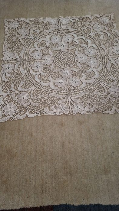 Fata de masa din macrame