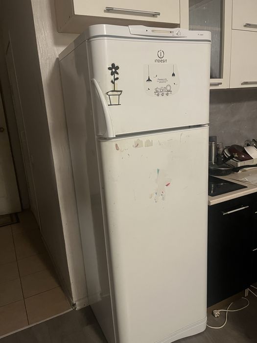 Холодильник на запчасти.