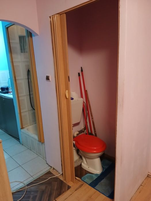 vând garsonieră situată în Arad, pe Strada Ursului, compusă din cameră