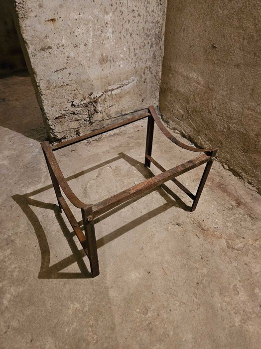 Продават се метални стойки за бъчви