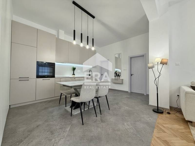 Продава се Тристаен апартамент в София, Център - 87 кв.м за 2902 €/кв.м - Снимка #2