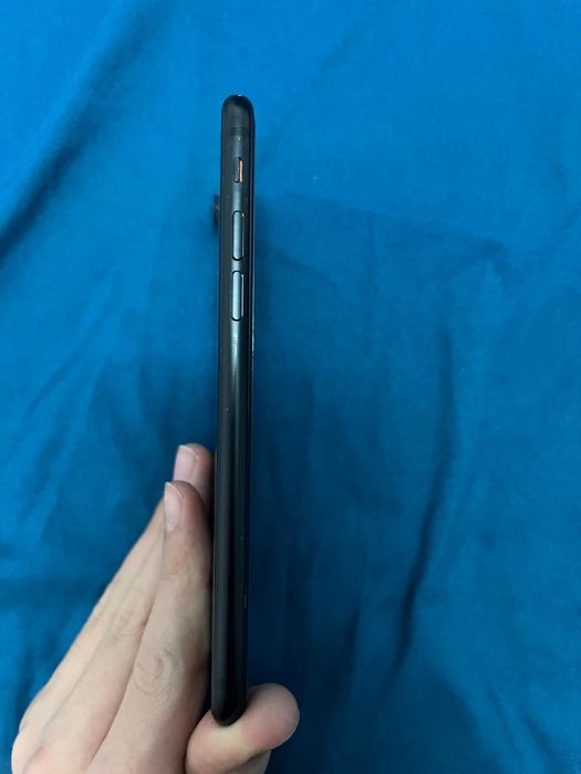 Iphone se generatia 2 zgarieturi doar folie display intact. 64 gb rom