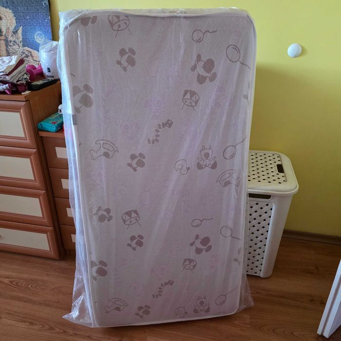 Сгъваема кошара Chipolino с допълнителни аксесоари, 2 матрака и анатомична ваничка Pilsan