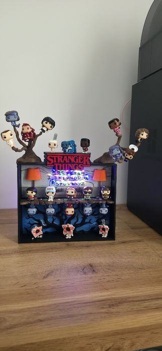 Suport figurine Stranger Things cu LED-uri + Colectia integrala