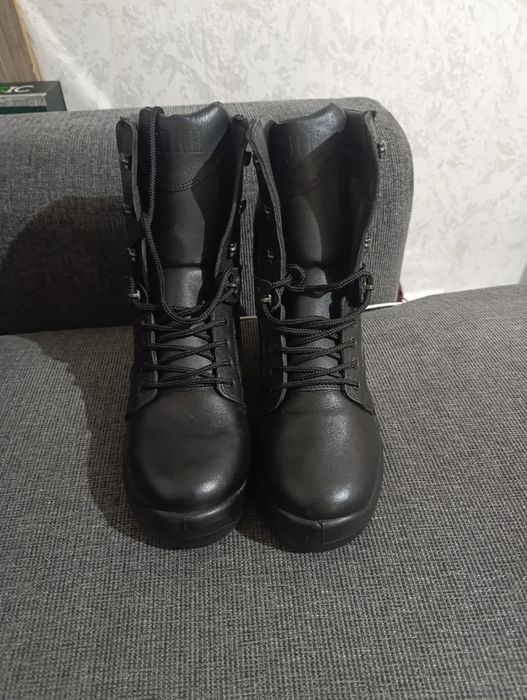 Продавам  зимни кубинки.Полция..нови.номер 43