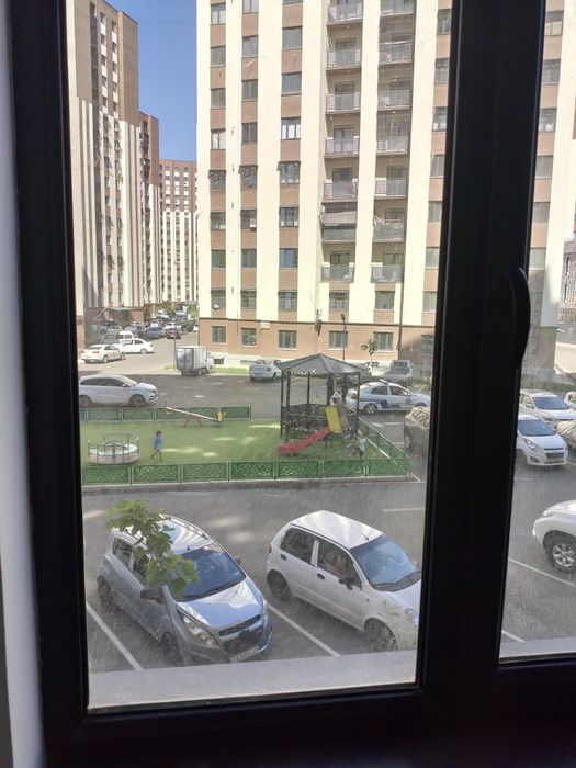 Новостройка, в хорошем расположении, сквозная квартира,