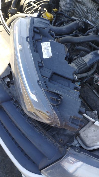 Far stânga Dacia Duster 2