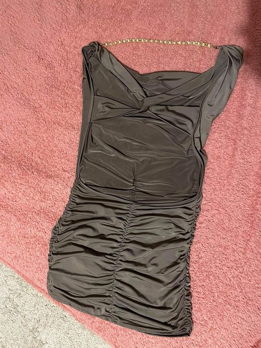 Ефектна рокля с гол гръб