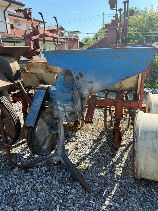Vând moară tractor