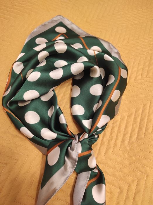 Eșarfa eleganta polka dot