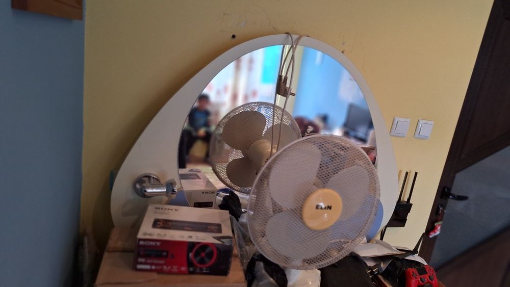 Продавам Гардероб тоалетка и нощни шкафчета