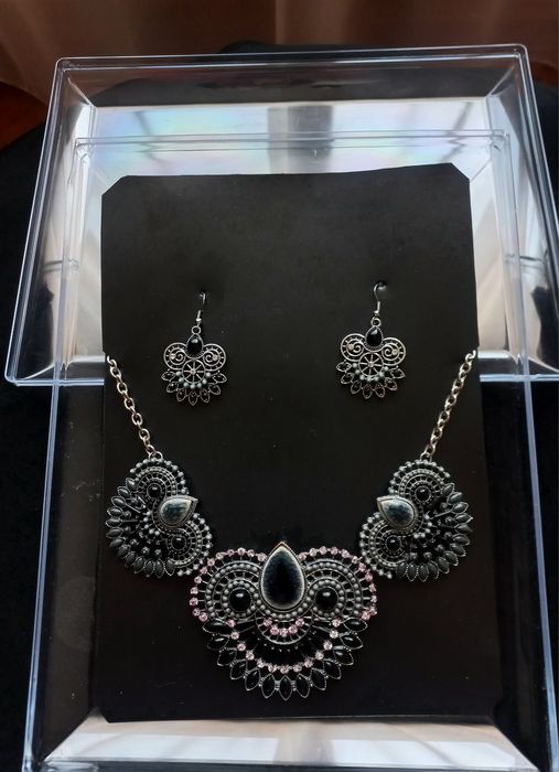 Set chic, colier arăbesc în filigram cu cercei.