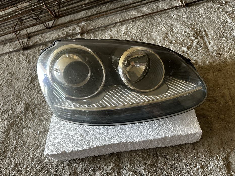 Far dreapta xenon vw golf 5.cod:1k6941032.