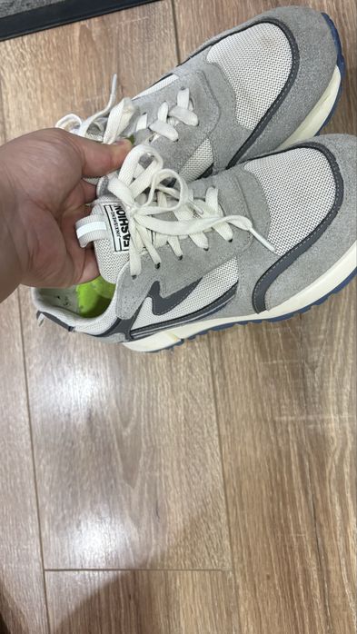 Кроссовки женские