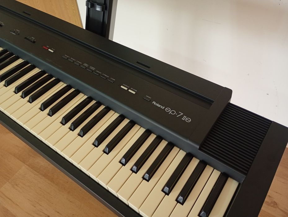 Roland EP-7 pian orga sintetizator