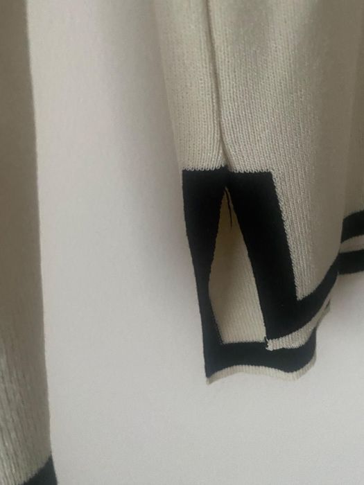 Дамски пуловер  с черни  елементи