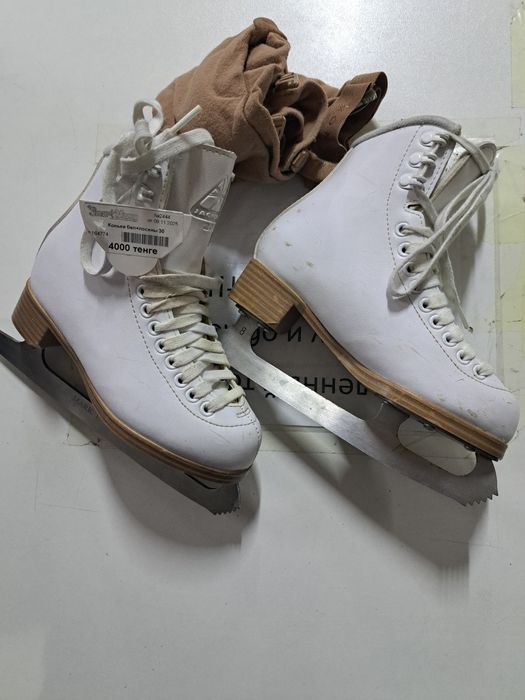 Коньки фигурные.