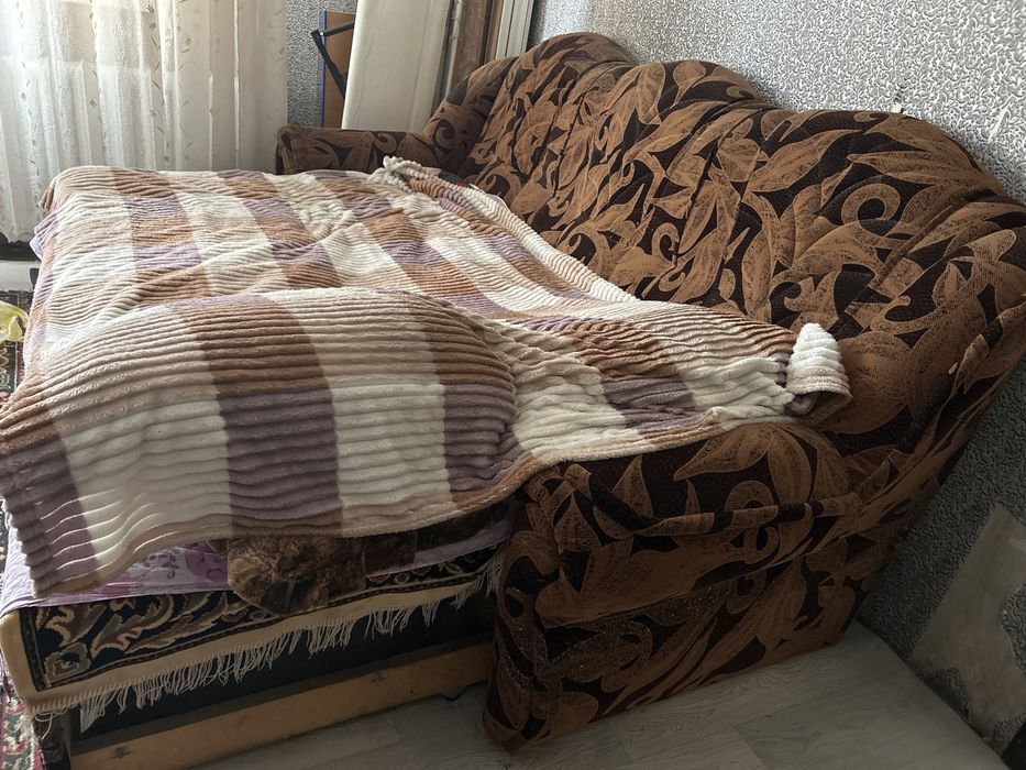 Продам срочно диван+2 кресла.