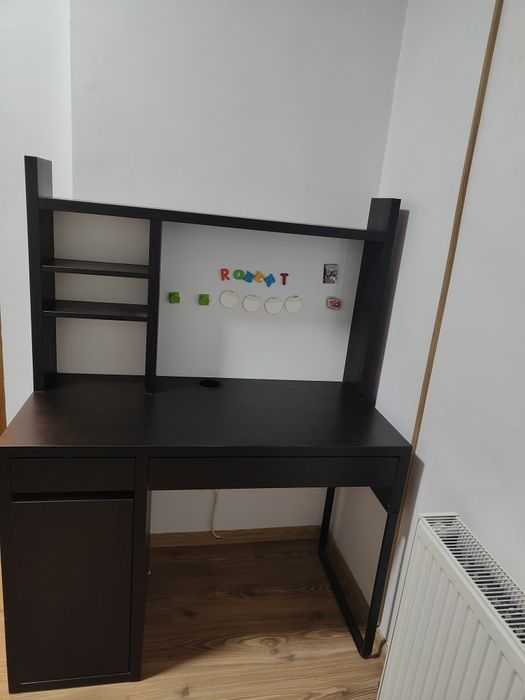 Birou Ikea cu rafturi și tabla metalica pentru magneti