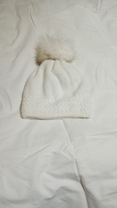 Бяла шапка за зимата.