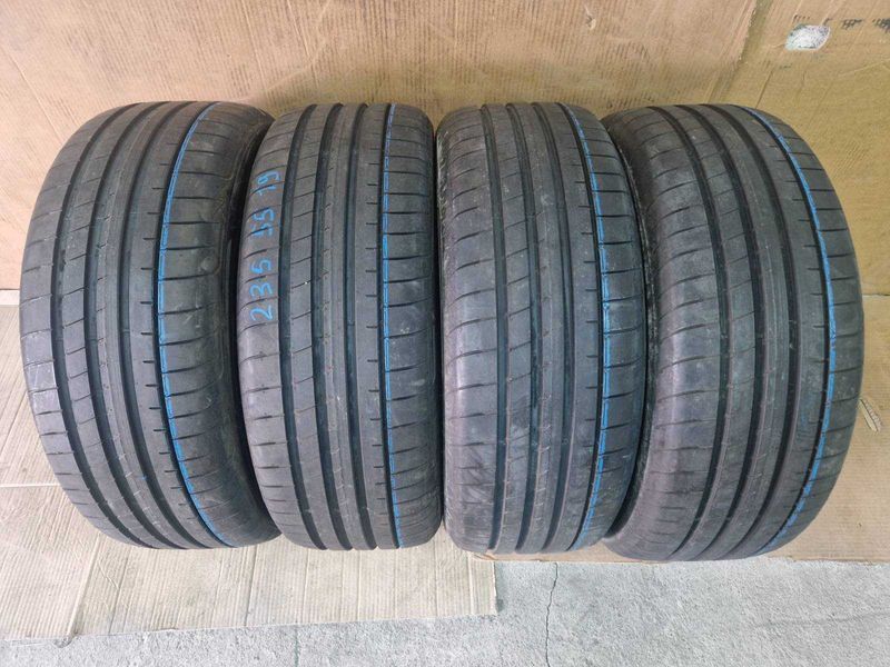 4 Goodyear R19 235/55
летни гуми DOT1817