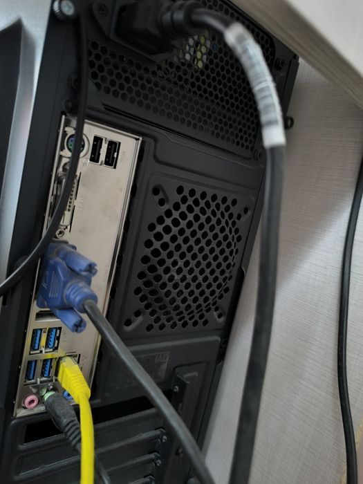 Компютър+монитор+колони за музика+инсталиран Уин. 11 Pro