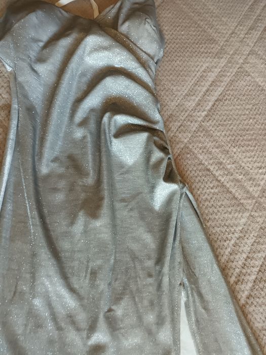 Офицялня рокля дълга ,блестяща с цепка