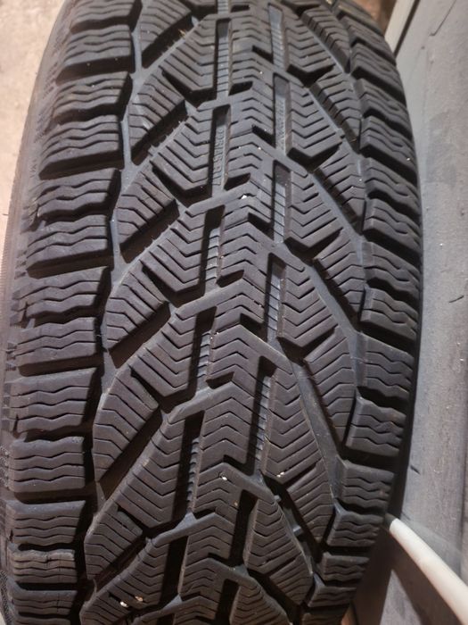 Продавам зимна гума