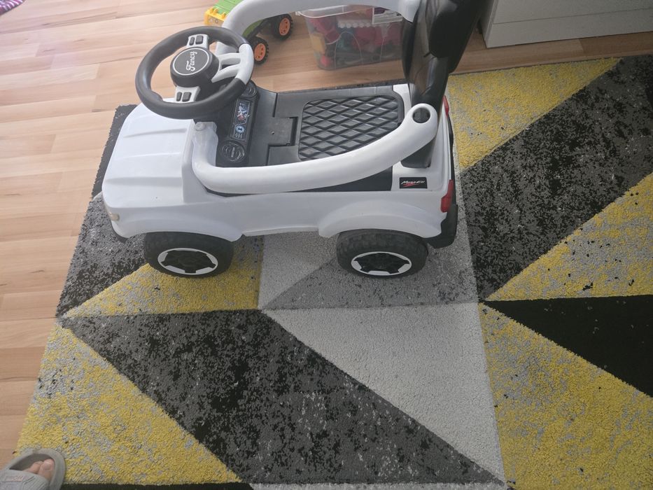 Детска кола бяла