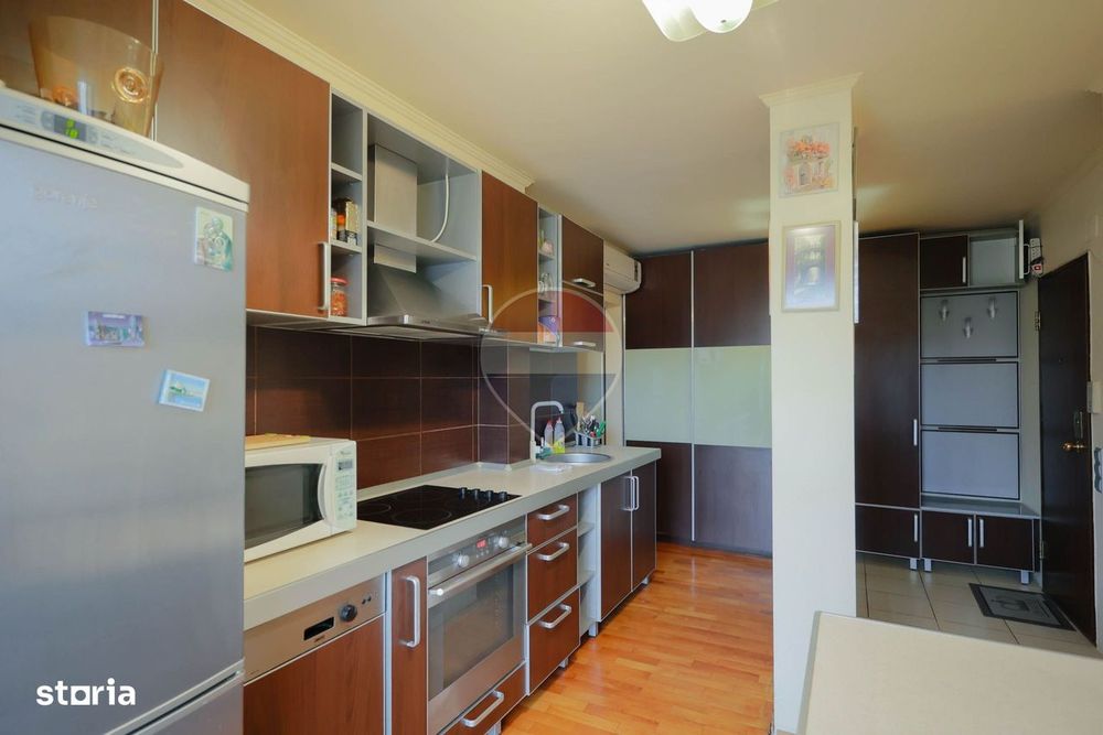De vânzare apartament cu 3 camere, în zona Decebal