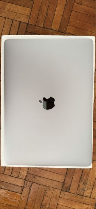 Vand MacBook Air Retina 13” 2020 – Intel i3 / 8GB RAM / 256GB SSD în stare foarte bună de funcționare și aspect îngrijit.