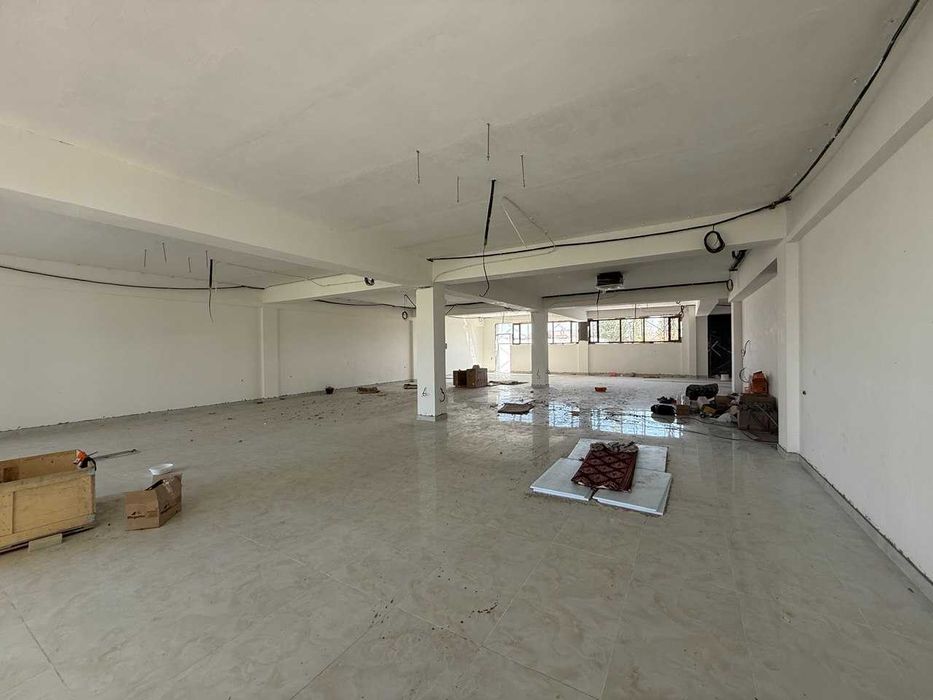 Сдаётся в аренду отдельно стоящее здание  2200 м², вдоль дороги. SH83